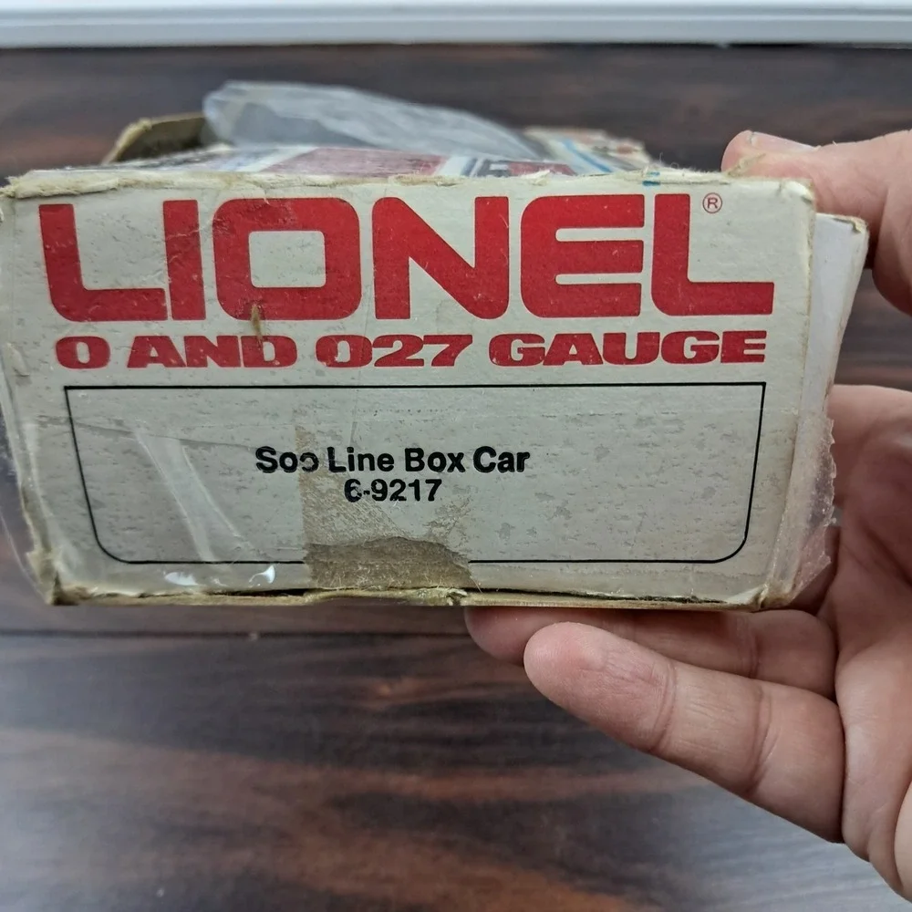LIONEL 6-9217 SOO LINE OPERATING BOXCAR, 1982-1984 New, But DAMAGED BOX